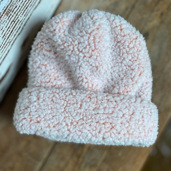 U.O. Teddy Fleece Beanie - Picture 3 of 4